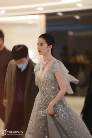 刘亦菲深v亮钻雾蓝纱裙性感写真图片_7