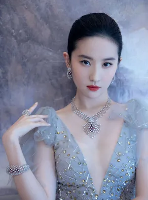 刘亦菲深V雾蓝纱裙优雅写真图片_1