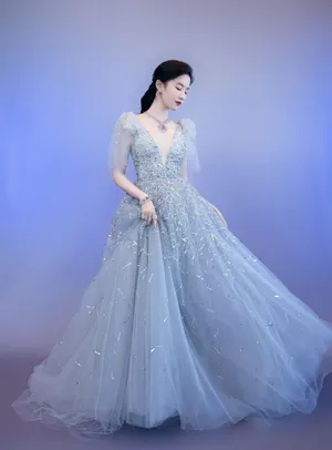 刘亦菲深V雾蓝纱裙优雅写真图片