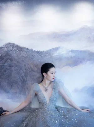 刘亦菲深V雾蓝纱裙优雅写真图片_2
