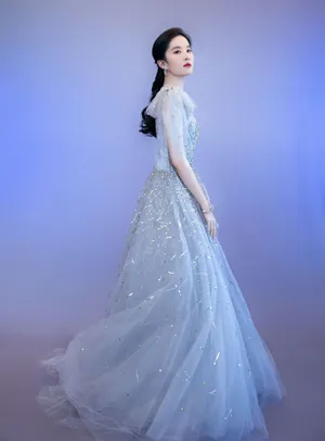 刘亦菲深V雾蓝纱裙优雅写真图片_3