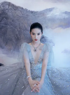 刘亦菲深V雾蓝纱裙优雅写真图片_4