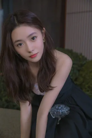 刘浩存抹胸小黑裙优雅灵动写真图片第1张