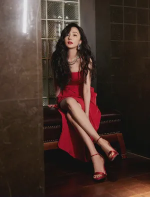杨幂港风红裙妩媚性感写真图片_3
