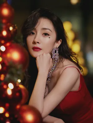 杨幂港风红裙妩媚性感写真图片_5