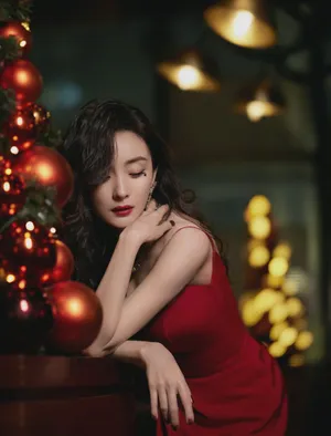 杨幂港风红裙妩媚性感写真图片_7