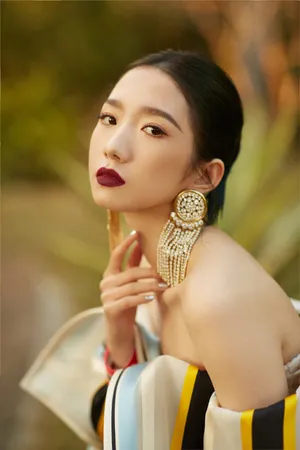 孟美岐彩色抹胸优雅女王范写真图片