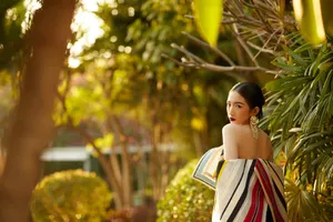 孟美岐彩色抹胸优雅女王范写真图片_1