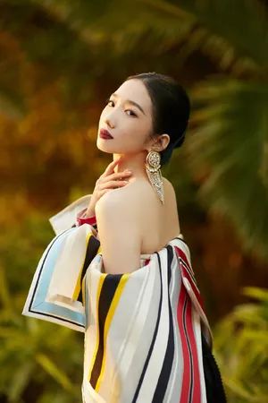 孟美岐彩色抹胸优雅女王范写真图片_2