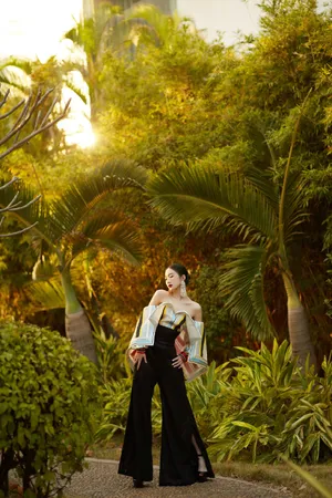 孟美岐彩色抹胸优雅女王范写真图片_3