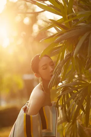 孟美岐彩色抹胸优雅女王范写真图片_6