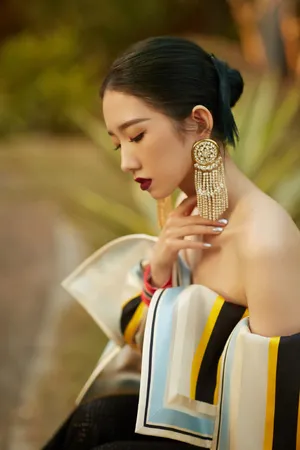 孟美岐彩色抹胸优雅女王范写真图片_7