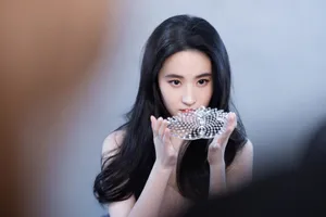 刘亦菲钻石王冠仙气写真花絮图片_7