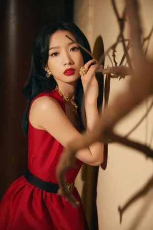 孟美岐红裙红唇明艳性感写真图片