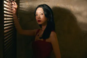 孟美岐红裙红唇明艳性感写真图片_2