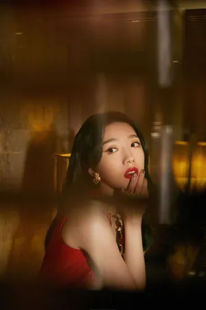 孟美岐红裙红唇明艳性感写真图片_5