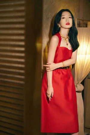 孟美岐红裙红唇明艳性感写真图片_8