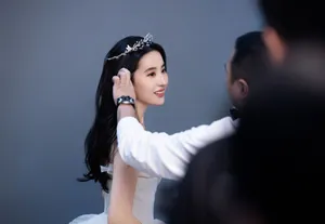 刘亦菲优雅黑白双面写真花絮图片