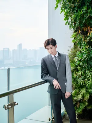 王源拼色西装帅气图片写真_3