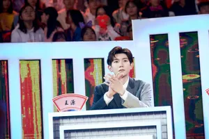 王源拼色西装帅气图片写真_9