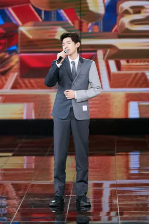 王源拼色西装帅气图片写真_14