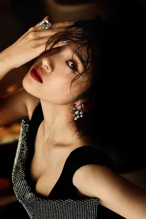 唐艺昕吊带长裙精致优美写真图片