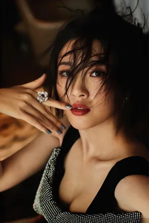 唐艺昕吊带长裙精致优美写真图片_2