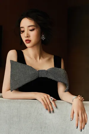 唐艺昕吊带长裙精致优美写真图片_8