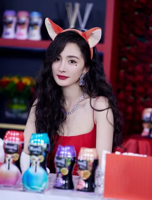 杨幂一袭红裙性感优雅写真_2