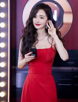 杨幂一袭红裙性感优雅写真_3