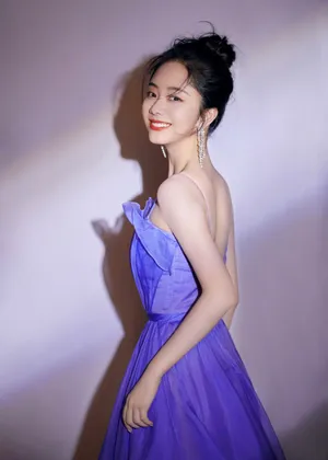 谭松韵薰衣草抹胸礼裙清新写真图片