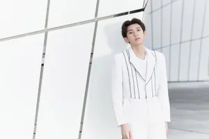 王源我们的歌白色西装帅气写真图片_4