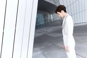 王源我们的歌白色西装帅气写真图片_5
