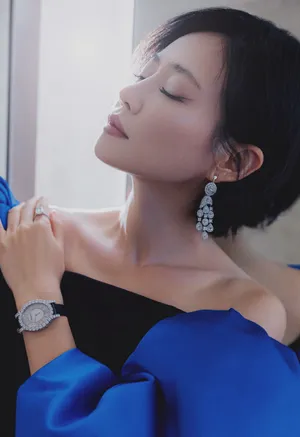 谭卓蓝色灯笼袖性感写真图片_3