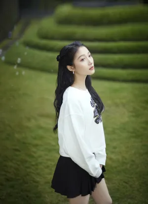 关晓彤白衣黑裙甜美可爱写真图片