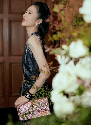 周雨彤黑裙长靴时尚写真图片_7