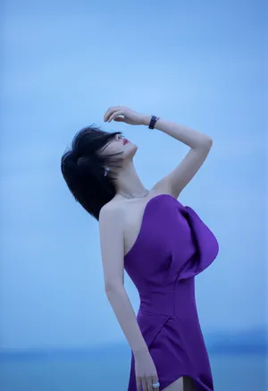 谭卓紫色抹胸裙性感写真图片