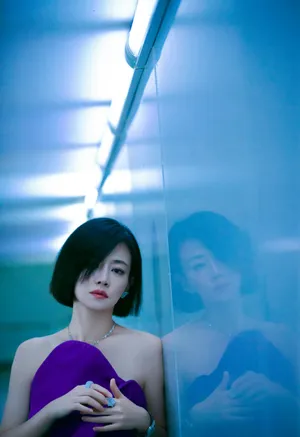 谭卓紫色抹胸裙性感写真图片