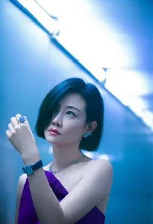 谭卓紫色抹胸裙性感写真图片_2