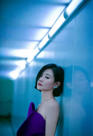 谭卓紫色抹胸裙性感写真图片_3