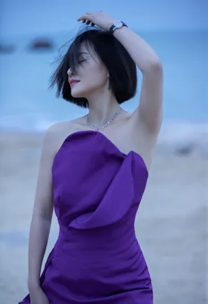谭卓紫色抹胸裙性感写真图片_4