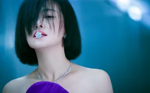 谭卓紫色抹胸裙性感写真图片_5