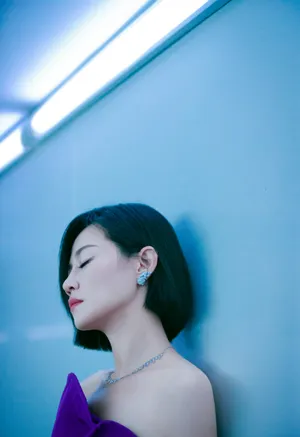谭卓紫色抹胸裙性感写真图片_6