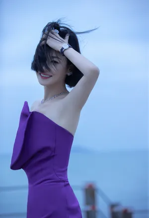谭卓紫色抹胸裙性感写真图片_7
