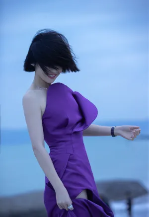 谭卓紫色抹胸裙性感写真图片_8