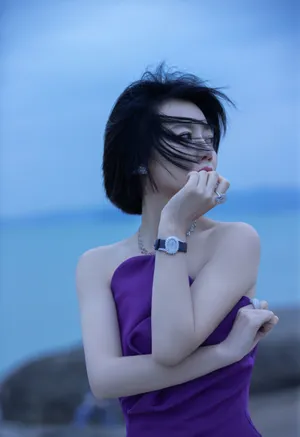 谭卓紫色抹胸裙性感写真图片_9
