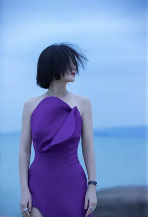 谭卓紫色抹胸裙性感写真图片_10