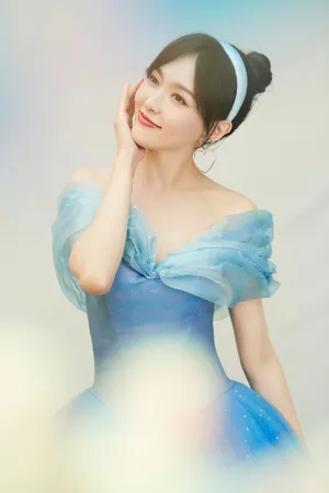 唐嫣露肩长裙甜美可爱写真图片_2