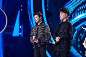 王源我们的歌帅气舞台照图片_3