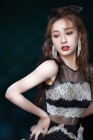 吴昕黑白蕾丝纱裙写真图片